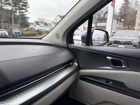 Used 2022 Kia Carnival LX image 10