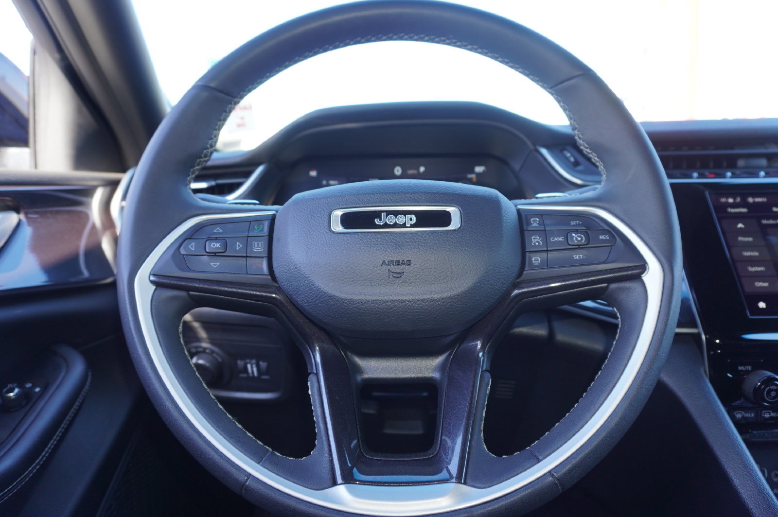 Used 2023 Jeep Grand Cherokee Altitude AWD/4WD image 23