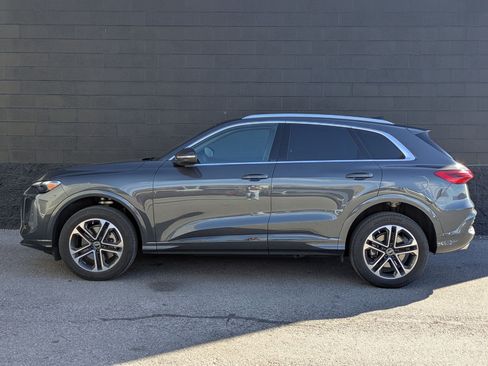 Certified 2025 Audi Q5 Premium w/ Convenience Package AWD/4WD image 9