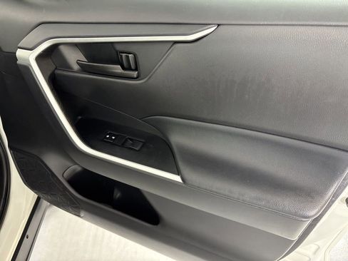 Used 2021 Toyota RAV4 LE FWD image 15