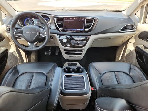 Used 2023 Chrysler Pacifica Touring-L FWD image 11
