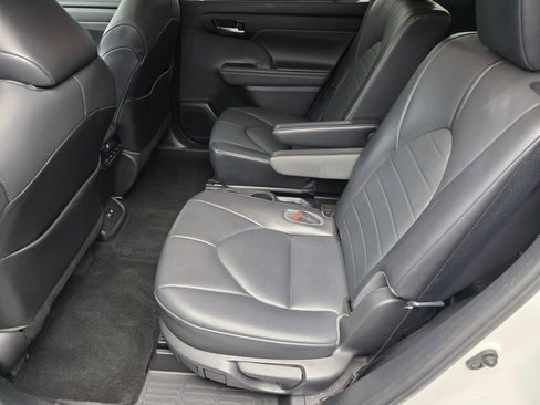 Used 2021 Toyota Highlander XLE FWD image 14