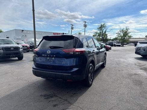 Used 2025 Nissan Rogue SV AWD/4WD image 2