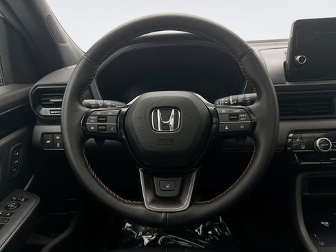 Used 2025 Honda Pilot TrailSport image 12