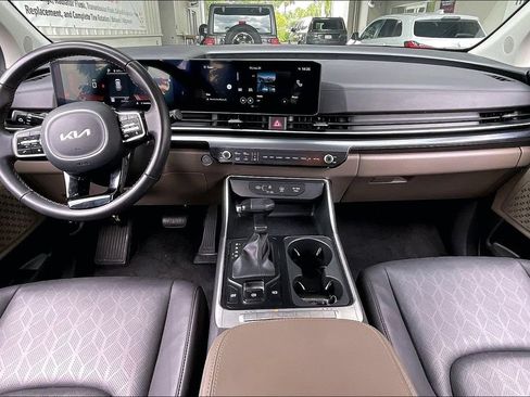 Used 2026 Kia Carnival FWD image 6