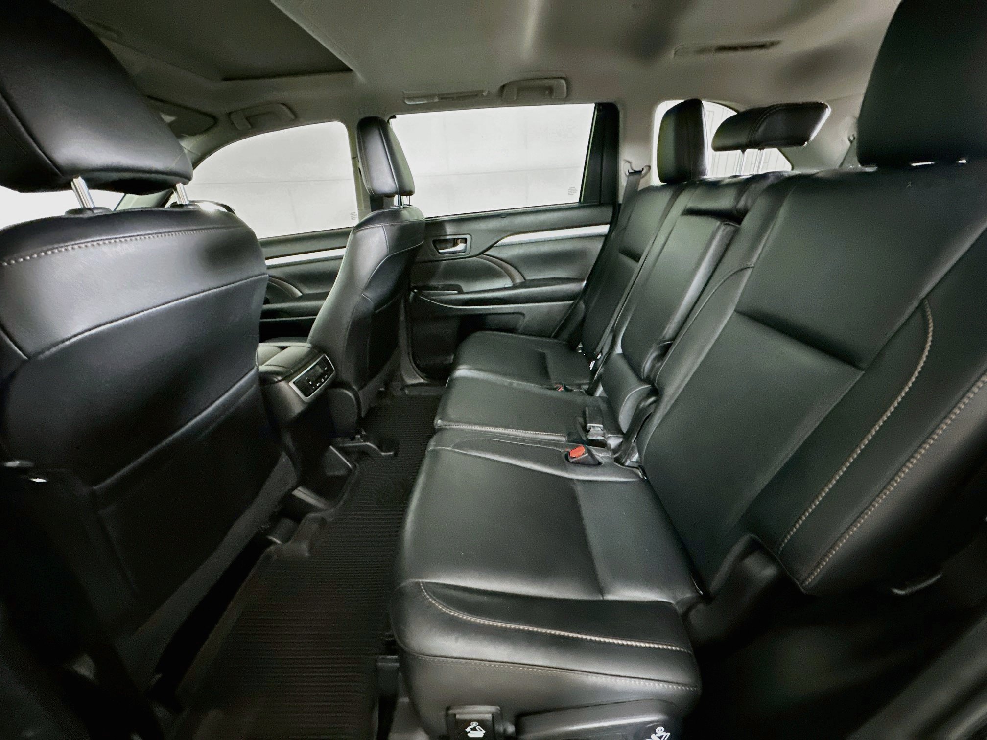 Used 2018 Toyota Highlander XLE AWD/4WD image 29