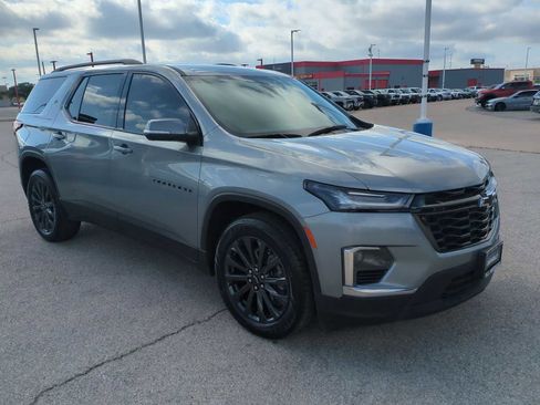 Used 2023 Chevrolet Traverse RS FWD image 2