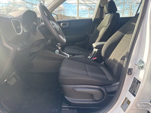 Used 2025 Hyundai Venue SEL image 16