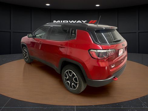 Used 2025 Jeep Compass Trailhawk AWD/4WD image 3