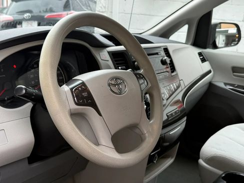 Used 2014 Toyota Sienna LE AWD/4WD image 9