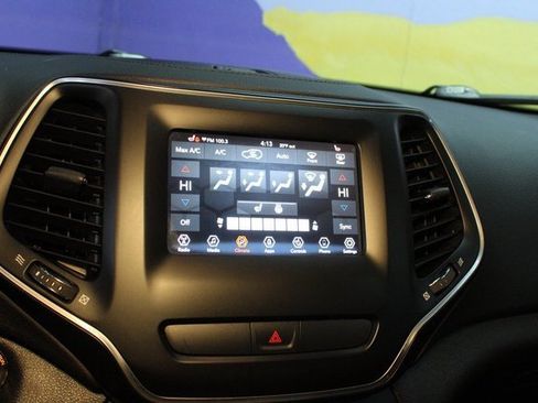 Used 2019 Jeep Cherokee Latitude w/ Comfort & Convenience Group image 17