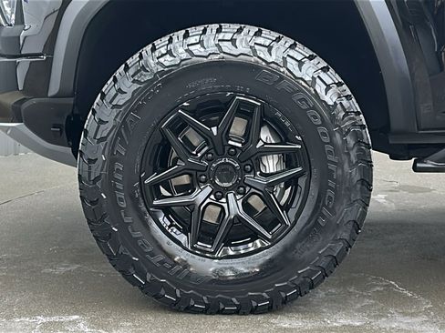 Used 2024 GMC Canyon AT4X image 10