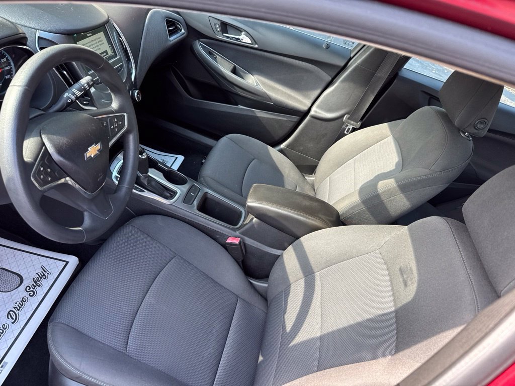 Certified 2018 Chevrolet Cruze LT FWD image 2