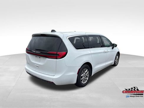Used 2024 Chrysler Pacifica Touring-L FWD image 4