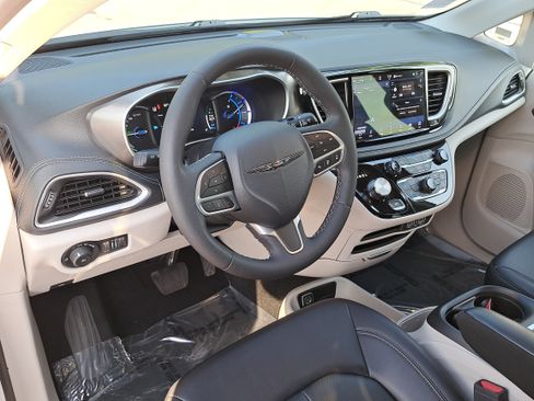 Used 2024 Chrysler Pacifica Limited FWD image 17