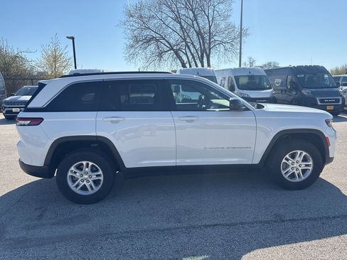 Used 2024 Jeep Grand Cherokee Laredo image 7