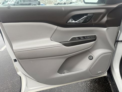 Used 2018 GMC Acadia SLT image 13