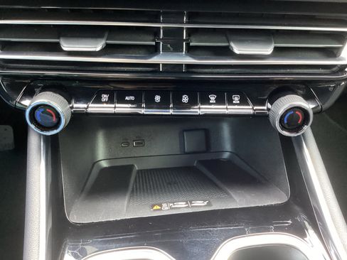 Used 2025 Chevrolet Traverse LT FWD image 20