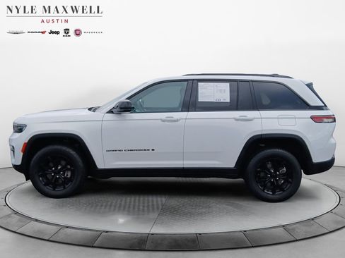 Used 2024 Jeep Grand Cherokee Altitude AWD/4WD image 13