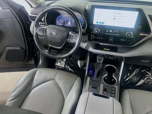 Used 2023 Toyota Highlander Limited FWD image 18