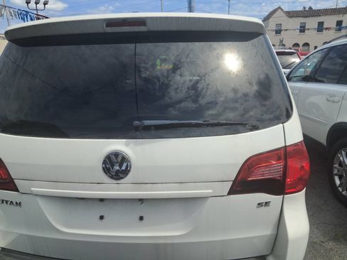 Used 2010 Volkswagen Routan SE image 4