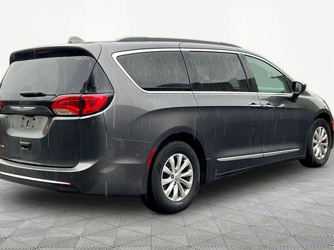 Used 2017 Chrysler Pacifica Touring-L FWD image 6