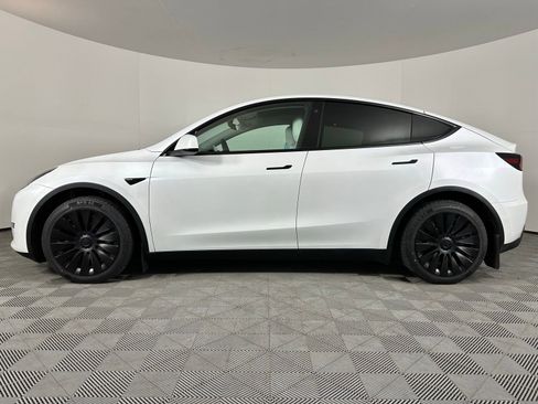 Used 2022 Tesla Model Y Long Range image 17