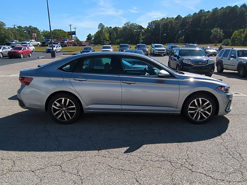 Used 2025 Volkswagen Jetta SE FWD image 6