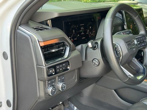 Used 2025 GMC Yukon XL Denali AWD/4WD image 34
