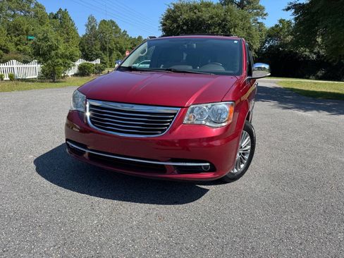Used 2013 Chrysler Town & Country Touring-L w/ Entertainment Group #2 FWD image 30