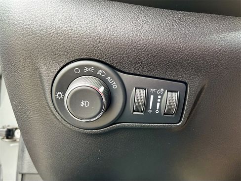 Used 2023 Jeep Compass Limited image 10