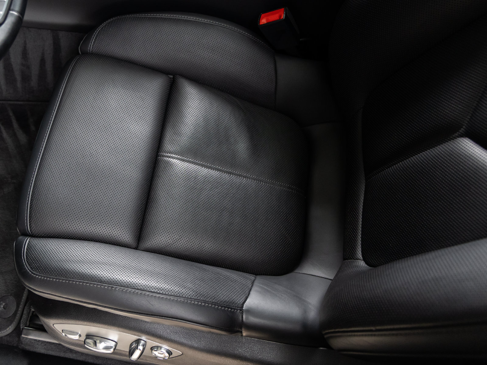 Certified 2019 Porsche Macan S AWD/4WD image 26