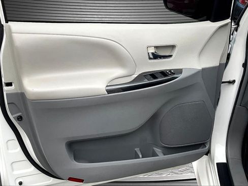 Used 2012 Toyota Sienna SE FWD image 19