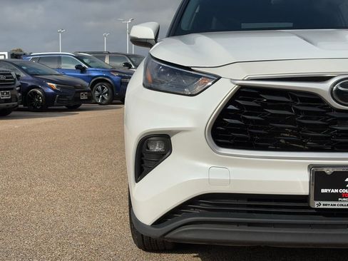 Used 2023 Toyota Highlander LE image 4