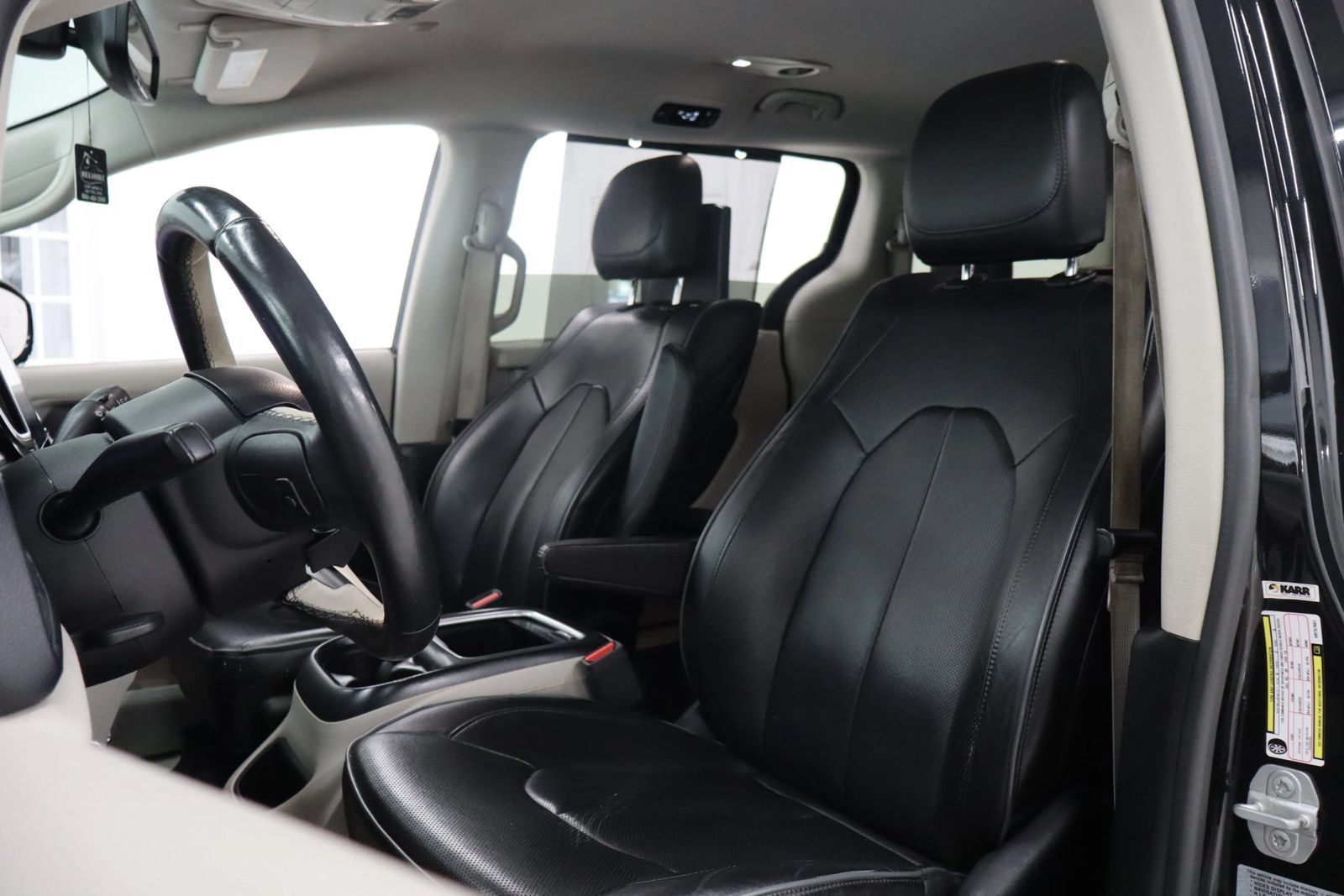 Used 2017 Chrysler Pacifica Limited w/ UConnect Theater Package FWD image 21