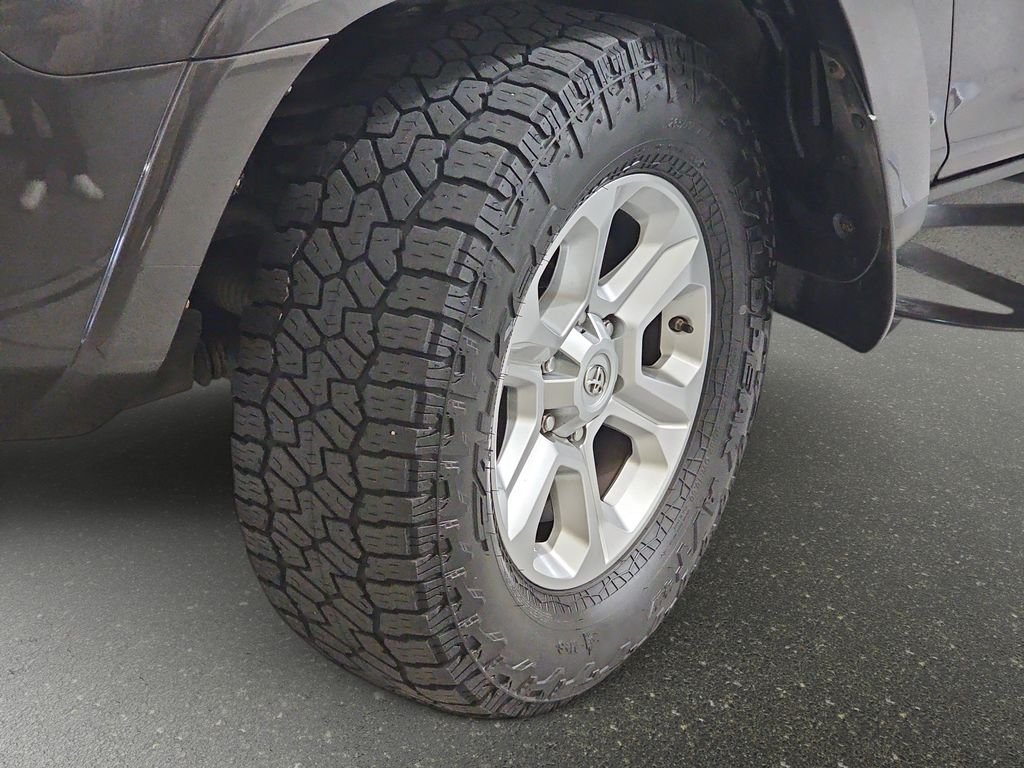 Used 2016 Toyota 4Runner SR5 AWD/4WD image 33