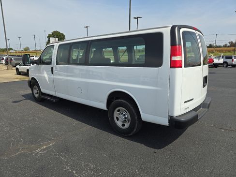 Used 2017 Chevrolet Express 2500 Extended image 3