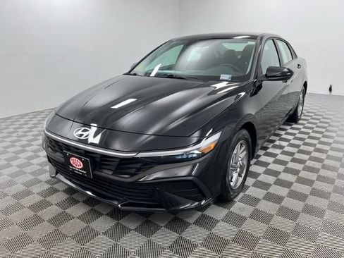 Used 2025 Hyundai Elantra SE FWD image 2