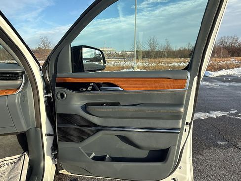 Used 2023 Jeep Grand Wagoneer Series II image 19