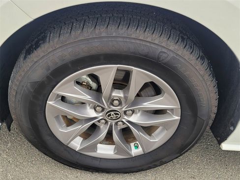 Used 2021 Toyota Sienna XLE image 16