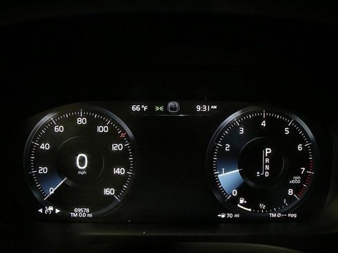 Used 2021 Volvo XC60 T5 Momentum w/ Protection Package image 16