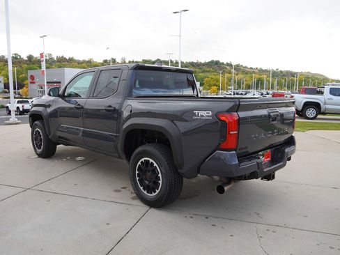 Used 2024 Toyota Tacoma TRD Off-Road image 6