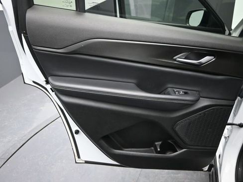 Used 2023 Jeep Grand Cherokee L Laredo image 16