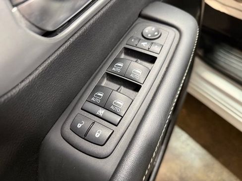 Used 2025 Chrysler Pacifica Limited FWD image 13