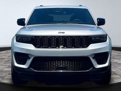 Used 2025 Jeep Grand Cherokee 4WD image 2