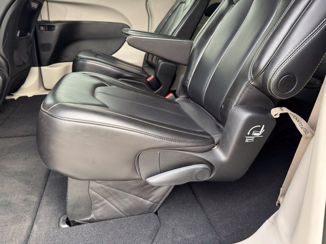 Used 2023 Chrysler Pacifica Touring-L FWD image 7