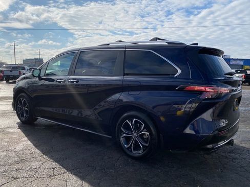 Used 2025 Toyota Sienna Platinum image 7