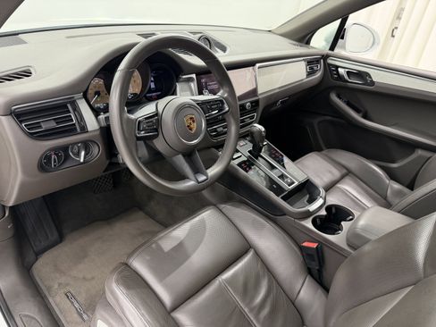 Certified 2023 Porsche Macan image 4