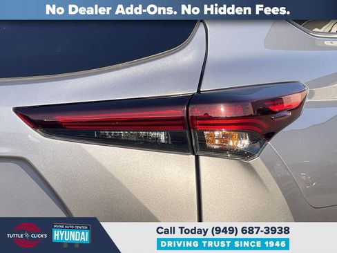 Used 2024 Toyota Highlander XLE FWD image 12
