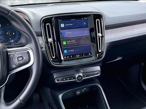 Used 2025 Volvo XC40 B5 Plus image 9